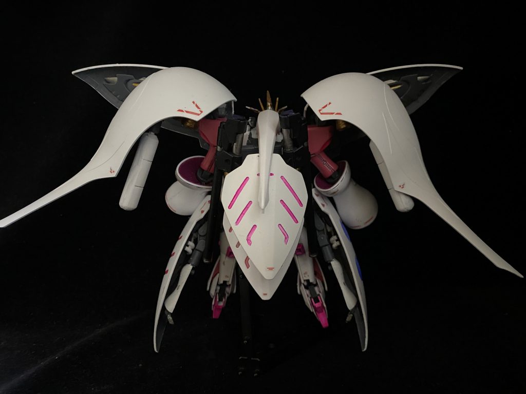 一番の特徴ではあるバインダーは6枚装備。
背面部のバインダーにはスラスターも追加。
プロペラントタンクも搭載し、起動時間も延長している。