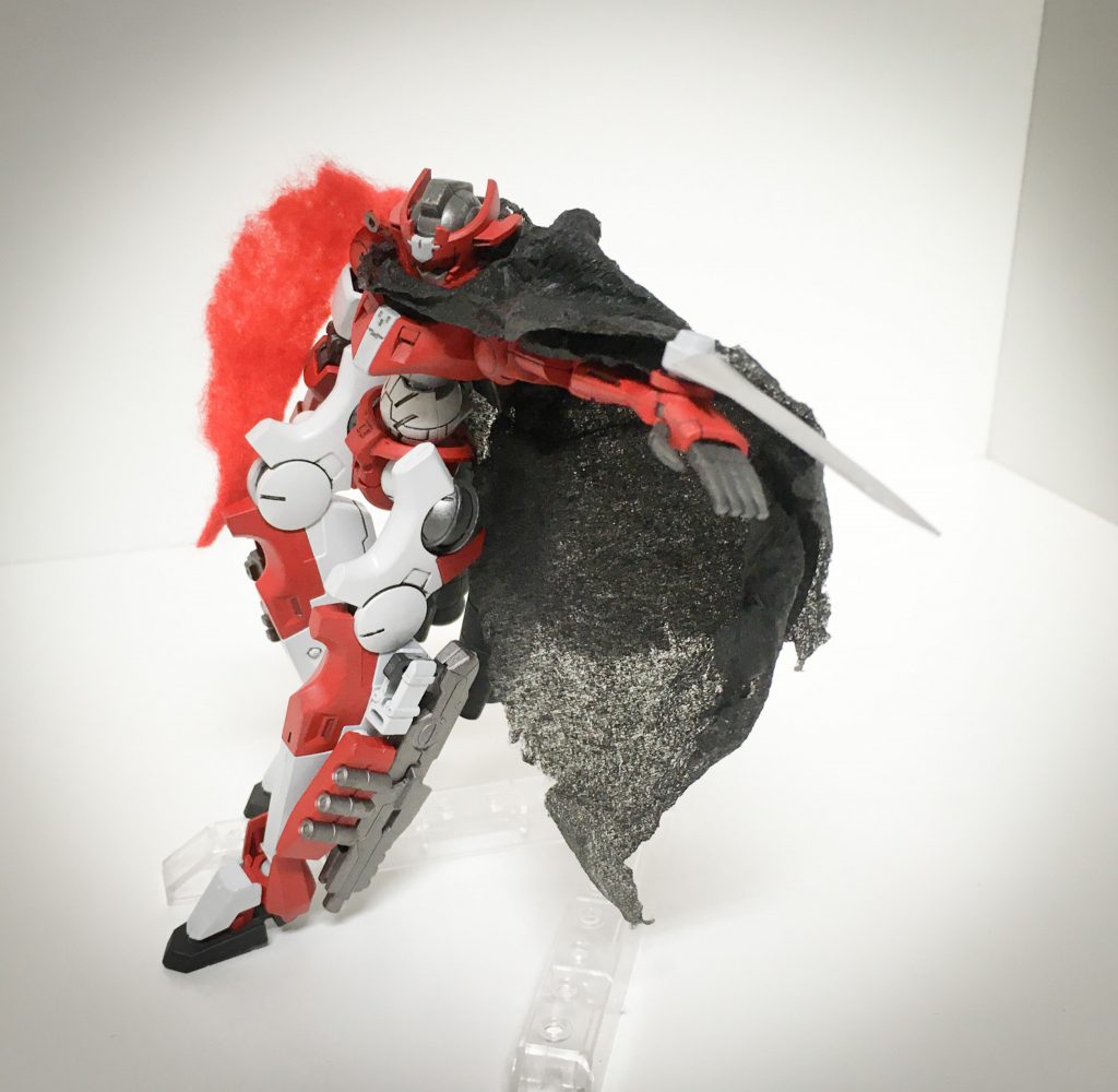 アサシン・ブレード
レッド・ロードの左腕に装着された折り畳み式の隠し剣。
機体の左半身を覆うマントによって隠されており、不意打ちからの一撃必殺を狙うのに主に使われる。
レッドが「卑劣戦士」と呼ばれる所以その一。