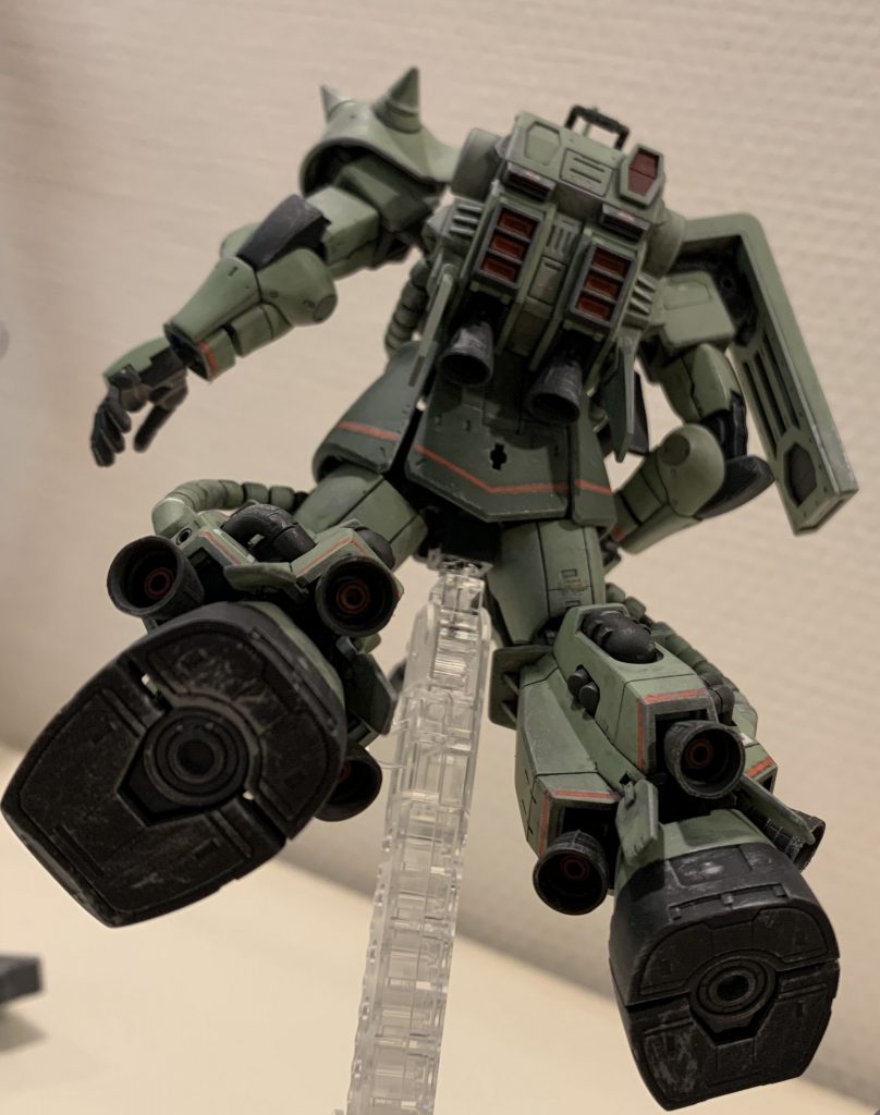 バーニアの内側やバックパック等、結構部分塗りが多く神経を使いました。