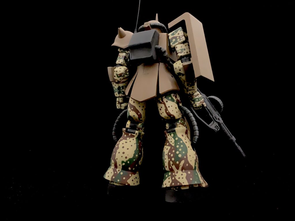 迷彩塗装はエナメルの筆塗りとドットペンで塗装しました。