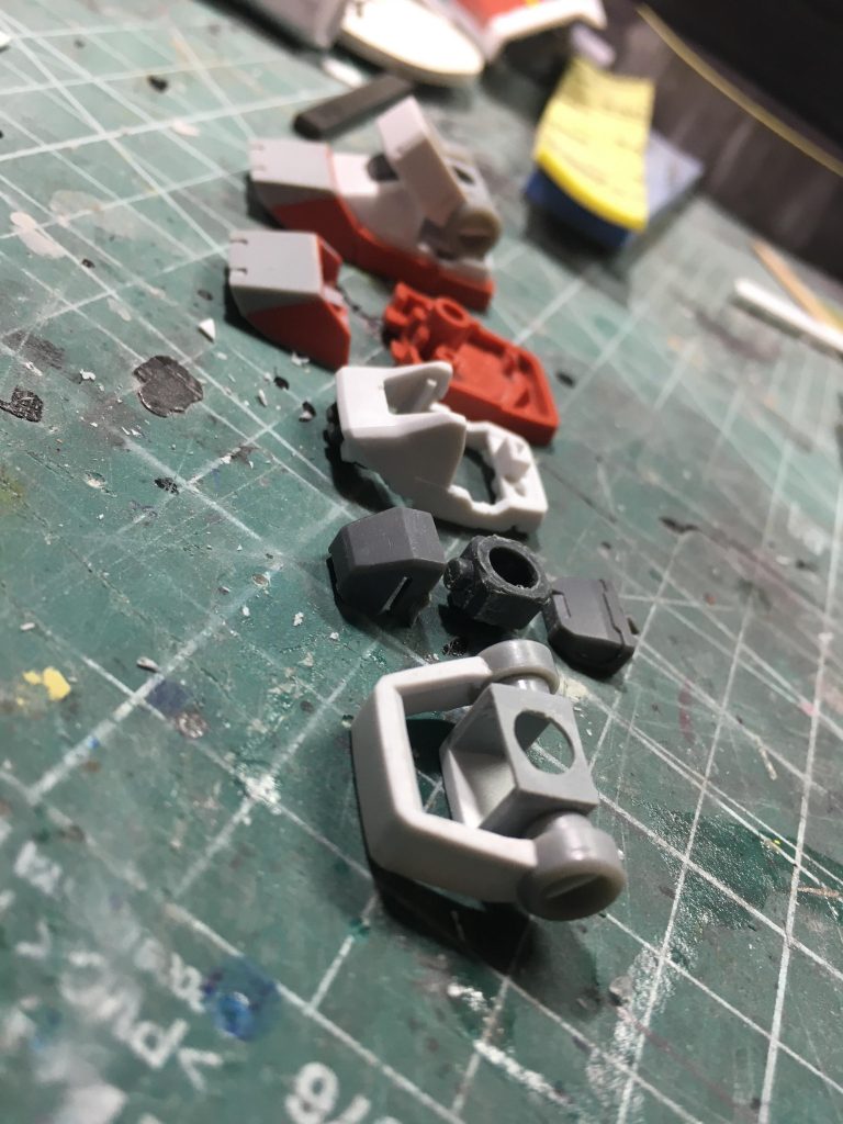 足のアンクルガードの構造変更が地味にめんどかったです。でも足からつま先にかけての流れるラインが作れて満足してます。
あとマイナスモールド自作もお気に入り。