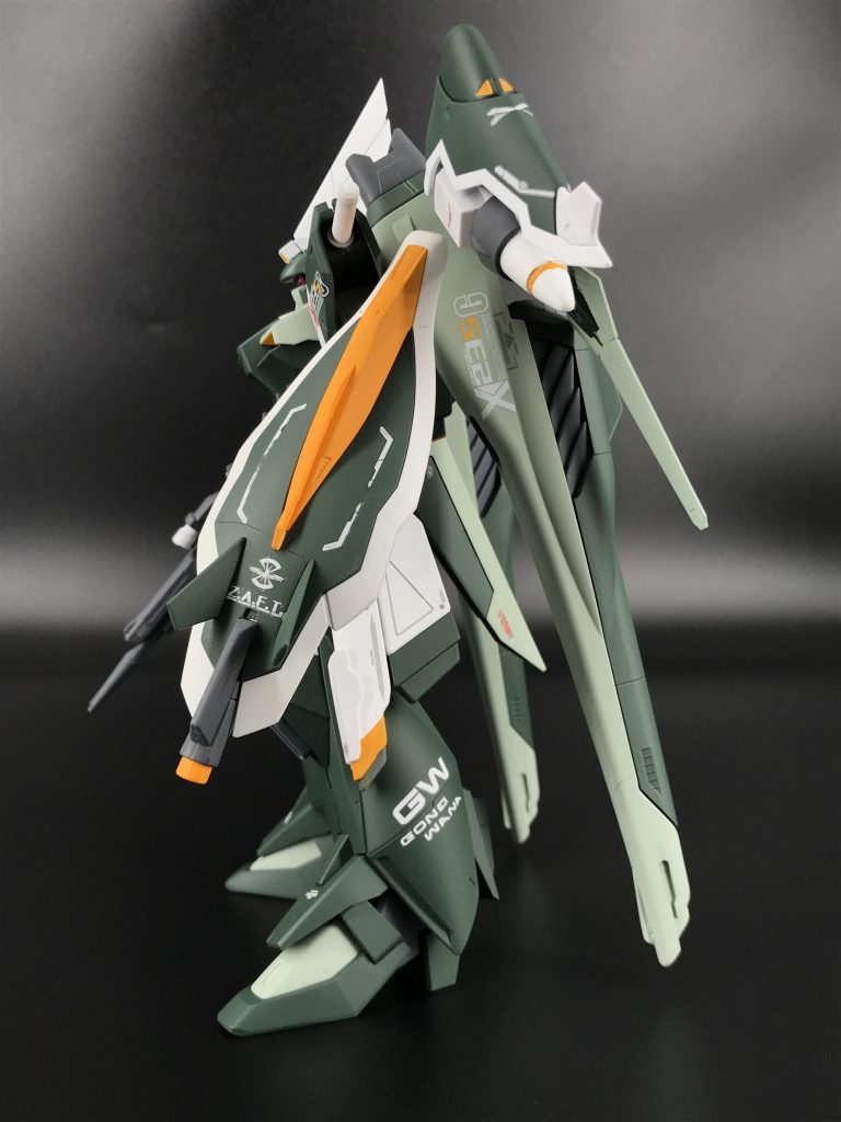 今回のアイデアはセイバーのでかい盾を眺めていたときに、これゲイツ系の盾っぽい気がするなと思って作り始めました
ビームサーベル発生器はリボーンズガンダムのファングを使ってます