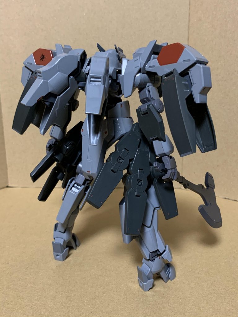 ○重操兵シュトルム・グライフ
聖刻暦828年に機操兵マーセナル・グライフをベースに改修した機体で、フレームの大型化と筋肉筒の増加、魔導炉の出力強化により重操兵にカテゴライズされる。改修作業はロココ製作所にて行われている。 
重操兵ではあるものの、トップヘビーな機体バランスに加えて装甲を必要箇所以外をギリギリまで削減することによる軽量化、数多くの噴射式推進装置により高い機動性・運動性を持つ。反面、もともと良くない操縦性はさらにピーキーとなり、非常に扱い難い。 
この機体は同盟の傭兵部隊『グライフリッター』隊長ワイラー・イアンホープの愛機として幾多の激戦を潜り抜け、参加した戦場で殺戮の嵐を巻き起こした。