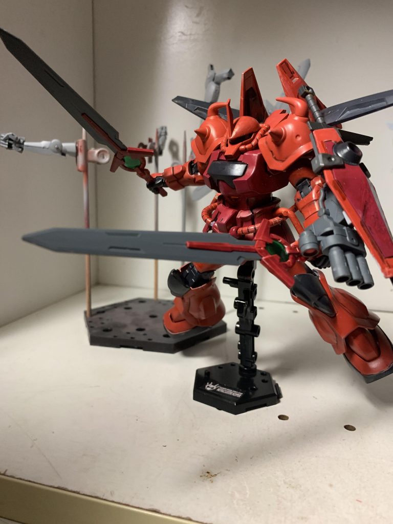 ダイバーエースソードなんですけどジオン的に考えればヒート・ソードですかね。エクシアのセブンソードに比べたら全然少ないですけどもともと持ってたヒート・サーベルも含めて3本剣を装備してます!