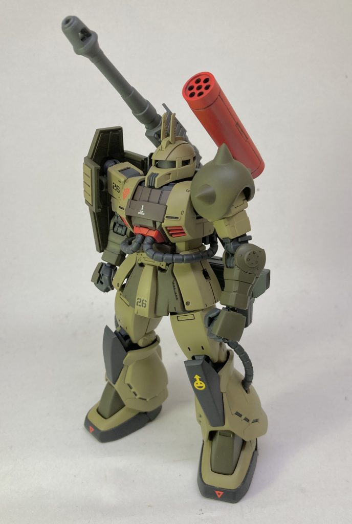 元デザインに比べると色々差異はあるもののなかなかカッコ良いキットなんですが、いかんせんキャノン砲が細くて短かったので旧キットのものに手を加えて取り付けました。目立たないですが、手と足をグフのものと交換しています。