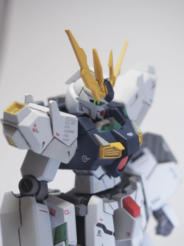 今回はキットが発売される前からオリジナルのνガンダムカラーで塗装しようと決めていたので、どうνガンダムっぽさをより出せるか楽しみながら作れたと思います。