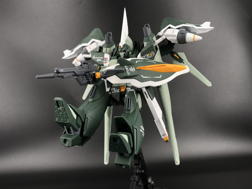 1/100 セイバーは古いキットなので可動は狭いのですがこれくらいのポーズならしっかりカッコよく決まります