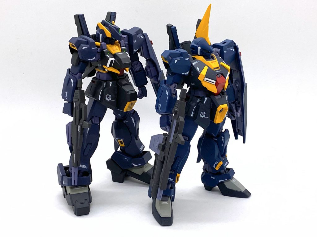 robot魂(Ka Signature)版バーザム改と一緒に(これがしたかった)。極力バーザム改に合わせて色やマーキングを決めました。股間の黄色コーションは「バーザム特有のコネクタ」の設置が内定しているというイメージ。