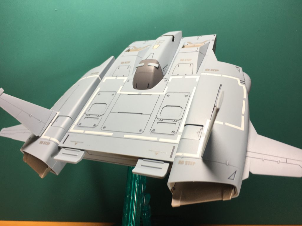 飛びグフもそうですが、こういったラインデカールは貼るのが難しい…。まっすぐになってくれないのはまだしも、途中で敗れるのは泣きます。
サイドに合わせ目が出ますが、段落ち処理してます。