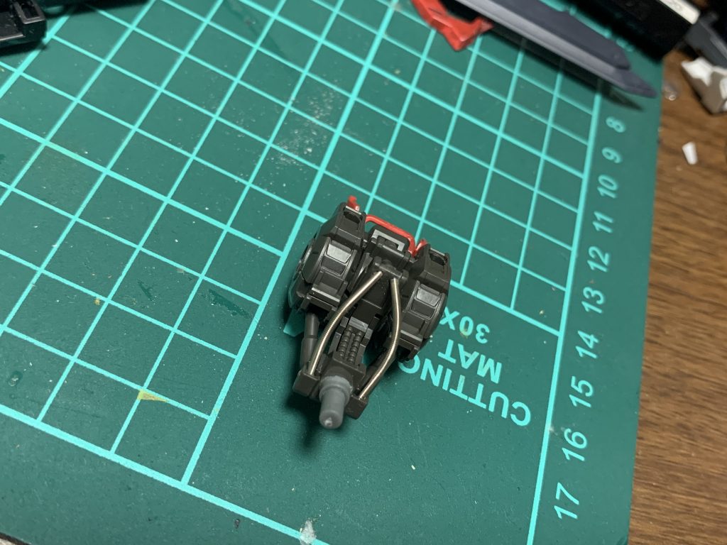 模型店に立ち寄った際に鉄血のオルフェンズのポスターを見ると腰の背面にもケーブルが付いていたので、waveのスプリングを使用して作成しました