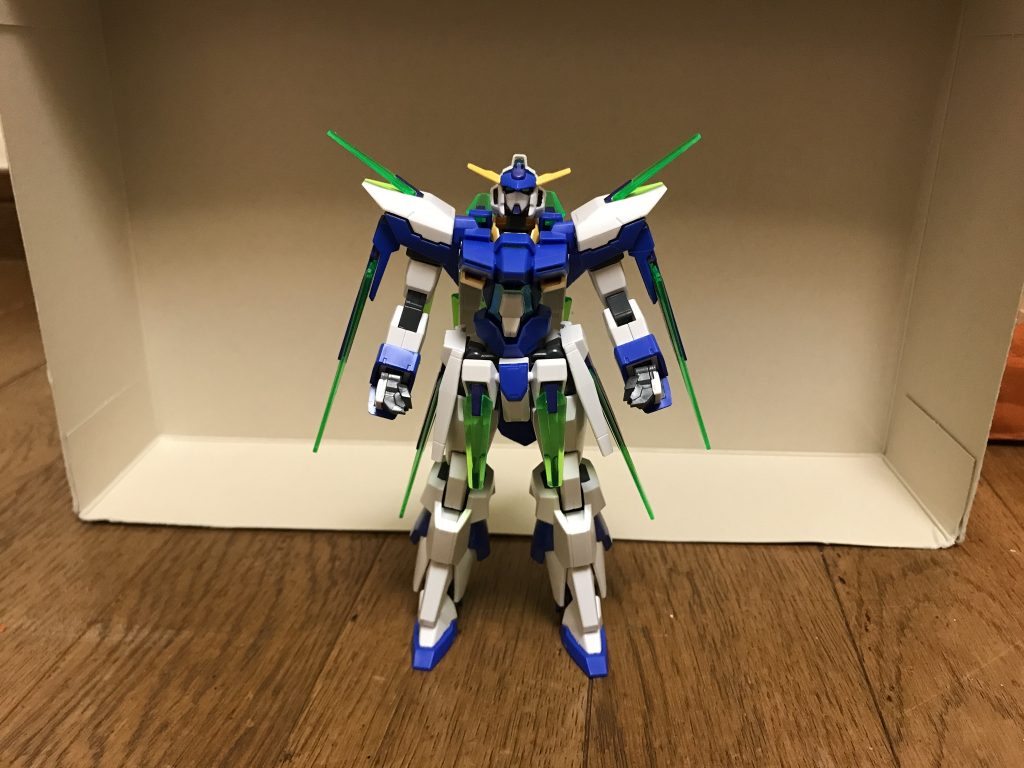 機体名:ガンダムAGE-FX全高:18.5m重量:14.5t連邦軍とアスノ家が共同開発したガンダムAGE-3ノーマルの改修機であり、ガンダムAGEシリーズにおける最強の機体とされている。パイロットは、キオ・アスノ(地位:中将/連邦軍総司令)。青と白を主体として赤を廃したカラーリングと、各所に装備された鋭利な緑色の刃を持つ遠隔攻撃端末「Cファンネル」が特徴。