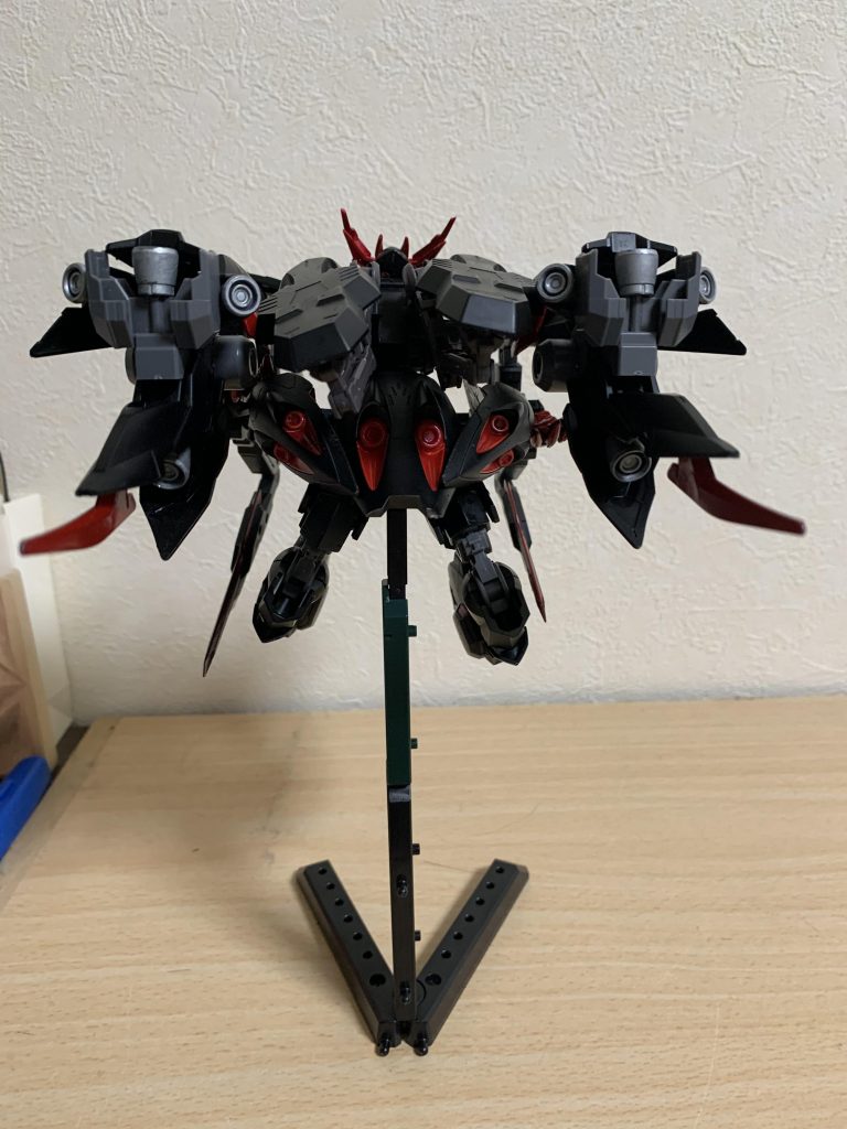 MA(高速巡航形態)各部ブースターを一点に集め高速移動を可能とした形態。MA形態では、脚部は大型クローに可変される