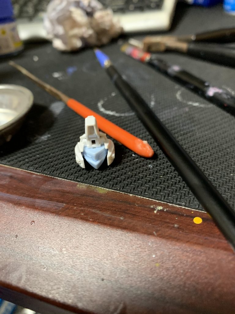 顔はウィンダムからガッデスに変え、目の部分をヤスってツインアイからバイザー風に変更しています。