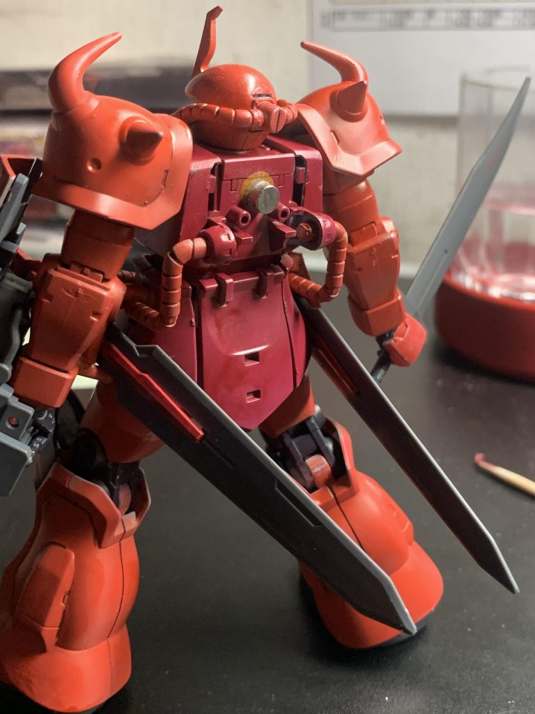 バックパックはネオジウム磁石で取り付けているので気軽に素のシャア専用グフ・カスタムに戻れます