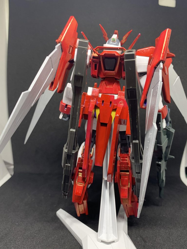 背面、自分はいつもベースの機体の特徴を殺さず改造するのでバックパックとか全然いじってません……(;-ω-)まあ腰はちょっとインパクト出したくてミキシングしました……え?それよりももっと気になるのがあるって?……気のせいですよお客さん(((;°▽°))ハハハ