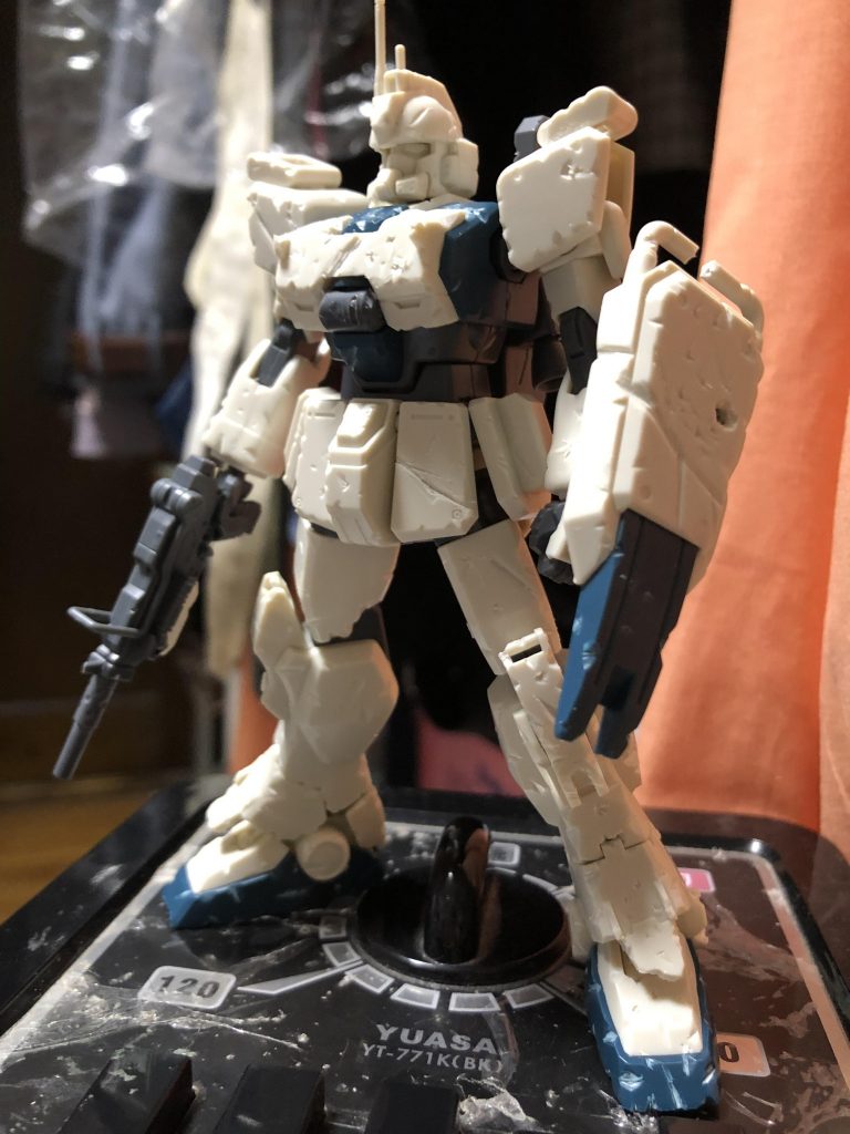 塗装前はこんな感じです。

ダメージの付け方なんですけどとりあえず左腕は盾が着いてるのでそこまで加工しませんでしたが左半身で受身をとると思ったので盾で防げない左足はダメージが多いだろうって言うのとパイロットが最終的に左足無くなるので機体とリンクさせたくて結構加工しました。
ダメージ加工のこだわりはそんなとこでしょうか。