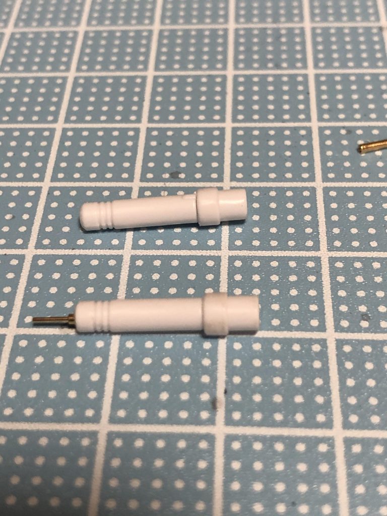 ビームサーベルには、真鍮線を埋め込み、情報量を増やしています。