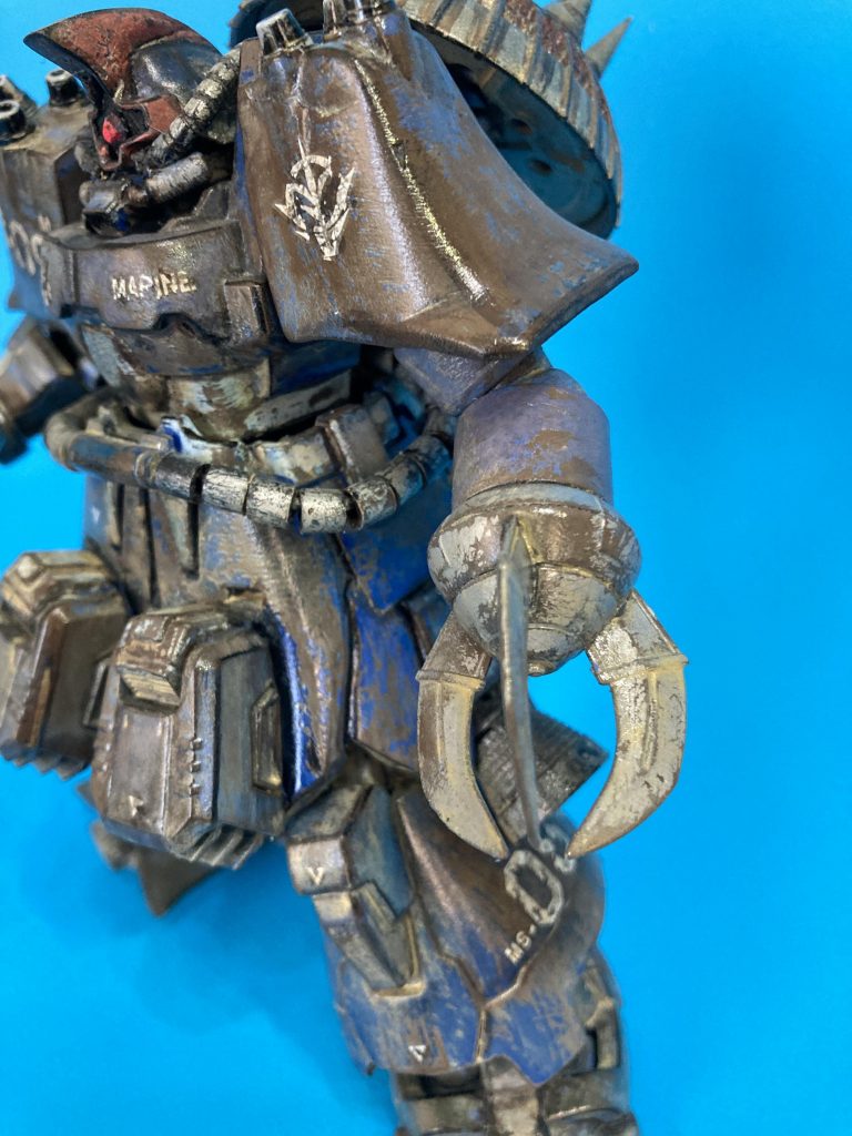 腰サイド、脚後ろに各バーニア追加、背中ランドセルはザクマリナーから流用、背中下にも推進装置、そして脚の裏にも大型口径のバーニアを仕込みました。
これだけ仕込めば誰だって上手に泳げます。