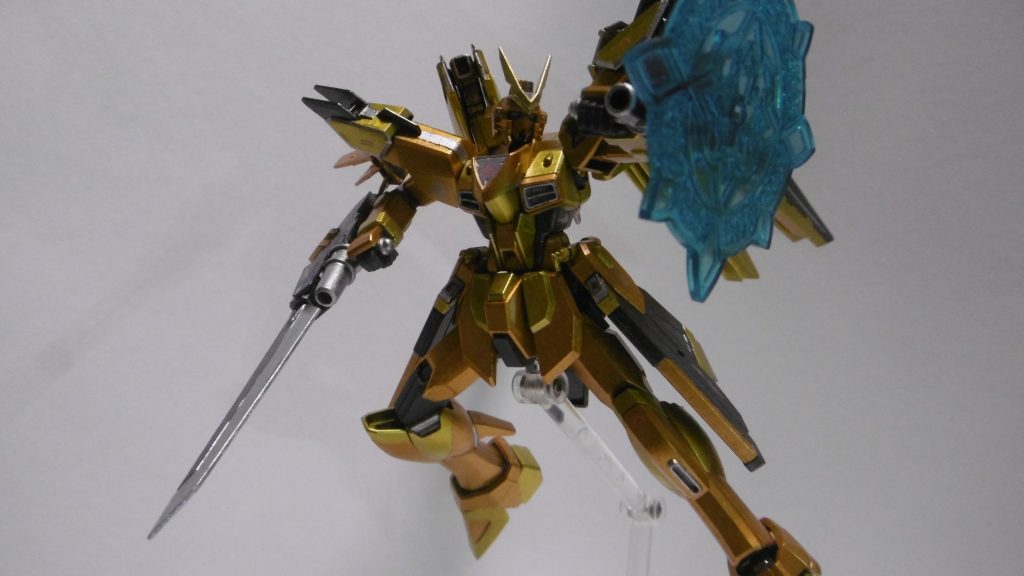 フェイダトンファーを使うとシールドが使えなくなるため、片方のブレードをエフェクトパーツに変えてガード表現に。
トンファーのブレードは3mm接続なので、ポン付け出来ます。
左右どちらでも、その両方でもガード可能。