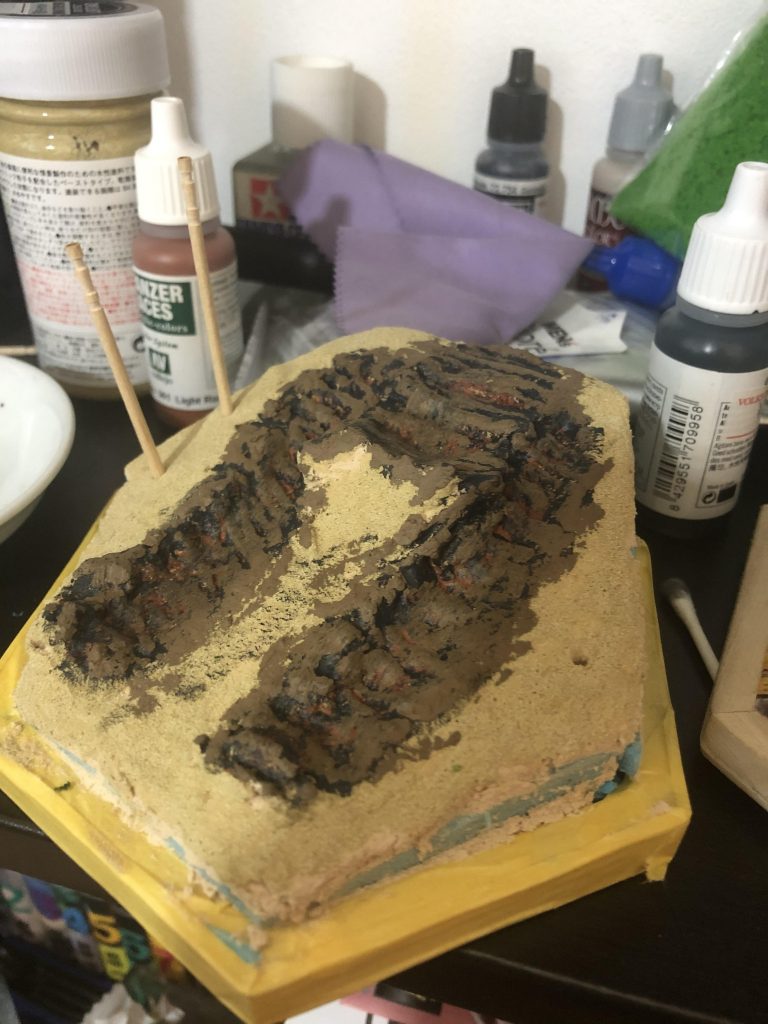 ジオラマの滑り跡は赤錆色⇨ジャーマングレー⇨ウェザリングスティックの順で色を乗せました