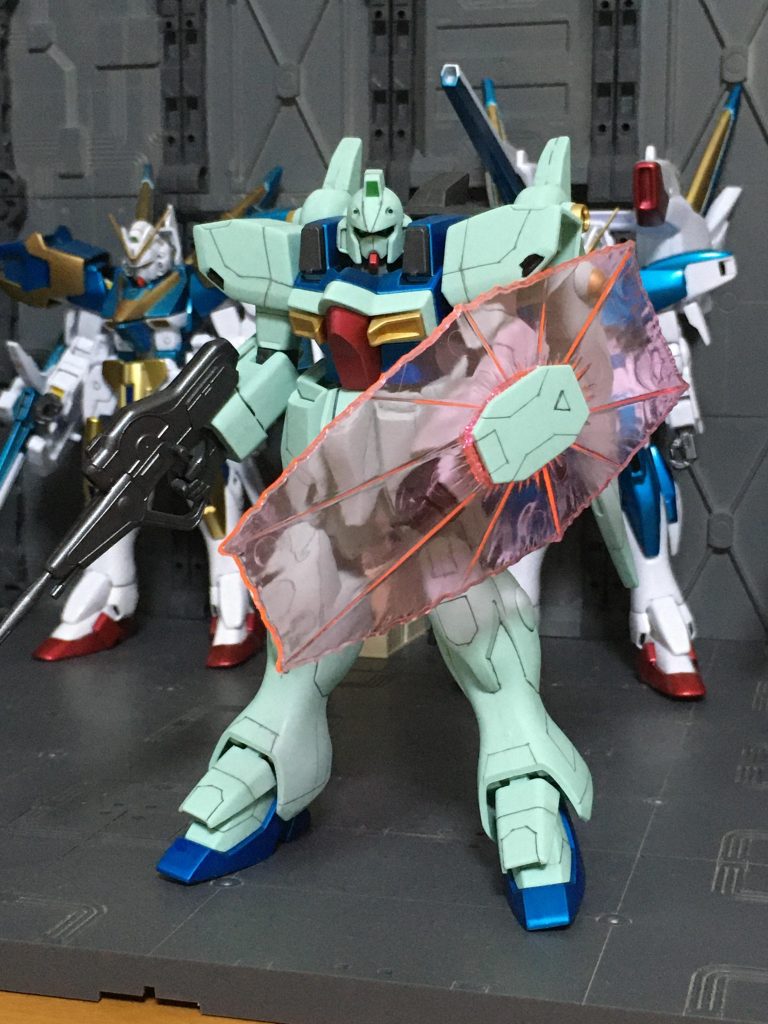 シールド展開
やはり旧HGなので可動は限界があります。
素立ちが一番ですねw