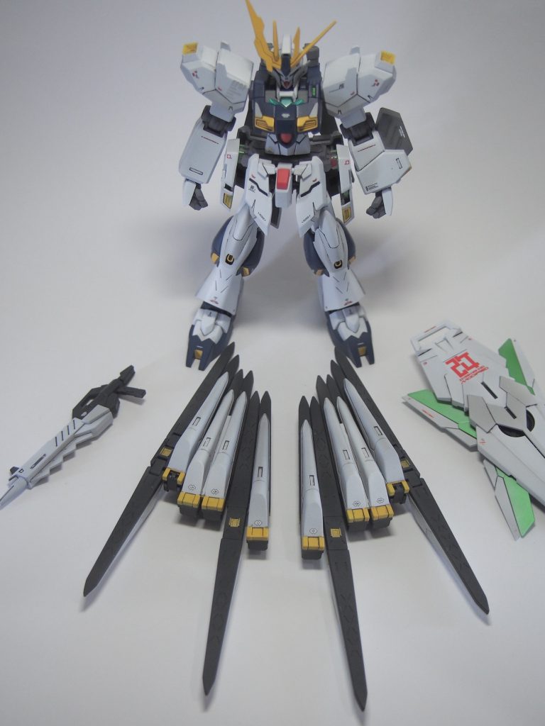 武装を外した状態がこちら
背部のダブルフィンファンネルがかなり目立つため手持ち武器はライフルのみに