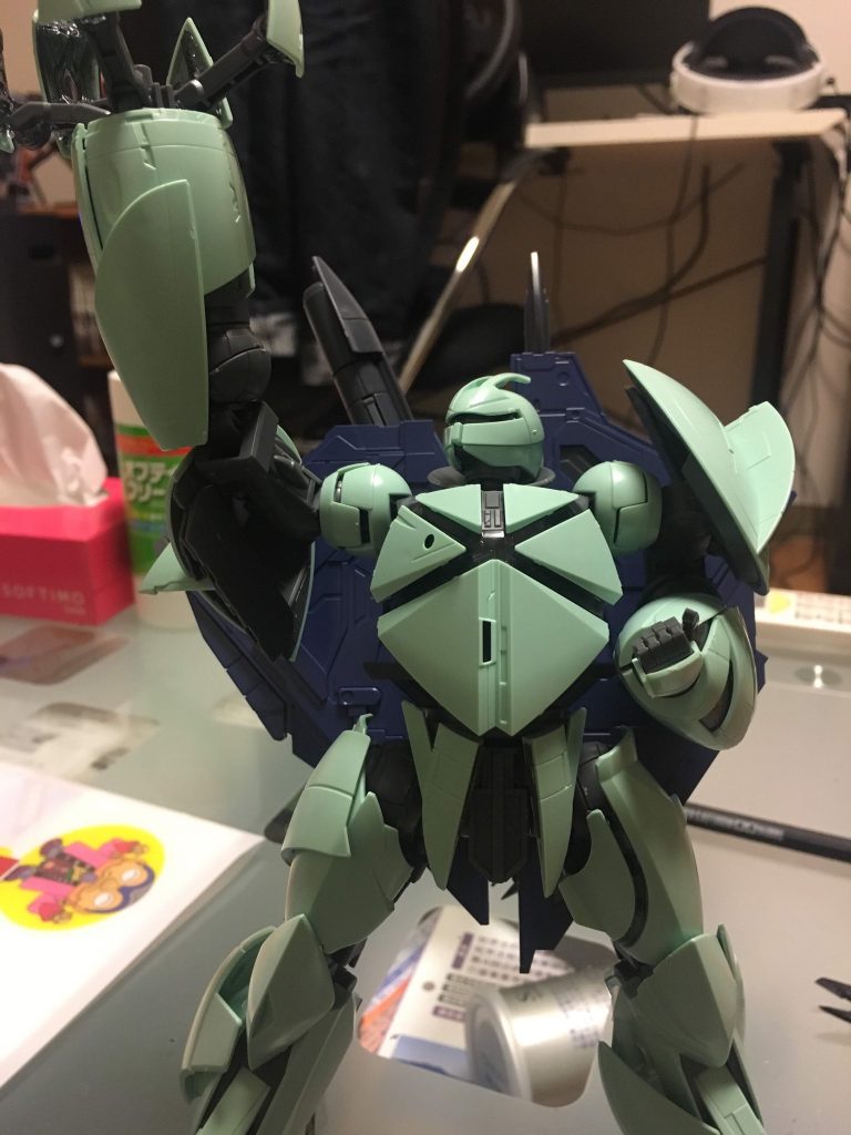 成形色はなんともおもちゃっぽい。
でも造形はめちゃくちゃかっこが良いので塗ると恐ろしいくらいに映えます。