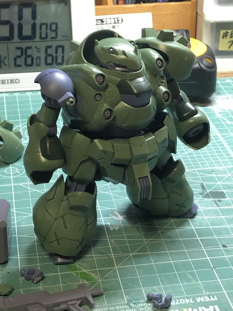 最初墓場から救出した際はこんな感じでした…
肩のピンが折れているので自分で新しく製作したのですが、最後の組み立て最中にまた折れたので応急処置で撮影してます笑