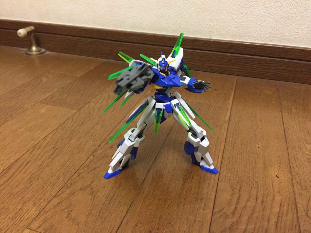 ハイパースタングルライフルガンダムAGE-3ノーマルのシグマシスライフルを発展させたビームライフルで、通常時の威力さえシグマシスライフルの2倍にまで高められている。