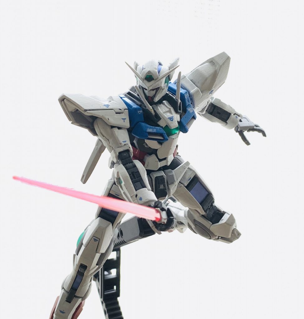 「ビームサーベルをメインにしたガンプラが作りたい！」からスタートしました。

どの機体が一番ビームサーベルが似合うのか散々考えた結果、エクシアかアストレアにたどり着きました。本当はRGエクシア+アストレア差し替えパーツがベストだったのですが手に入らず、だったらRGエクシアを調整してみるかと腹をくくりました。設定としては「アストレアの部分が残っているテスト中のエクシア」という感じです。

アストレアにするためにアイデアを出したのは以下のとおりです。

・カラーリングの変更
・頬（？）をパテで造形
・耳（？）をパテで造形

パテは初めてということもあり上手くいきませんでしたが、全体の雰囲気は良い感じに仕上がったと思います。

それでは念願（？）のビームサーベルをかまえた写真をどうぞ。