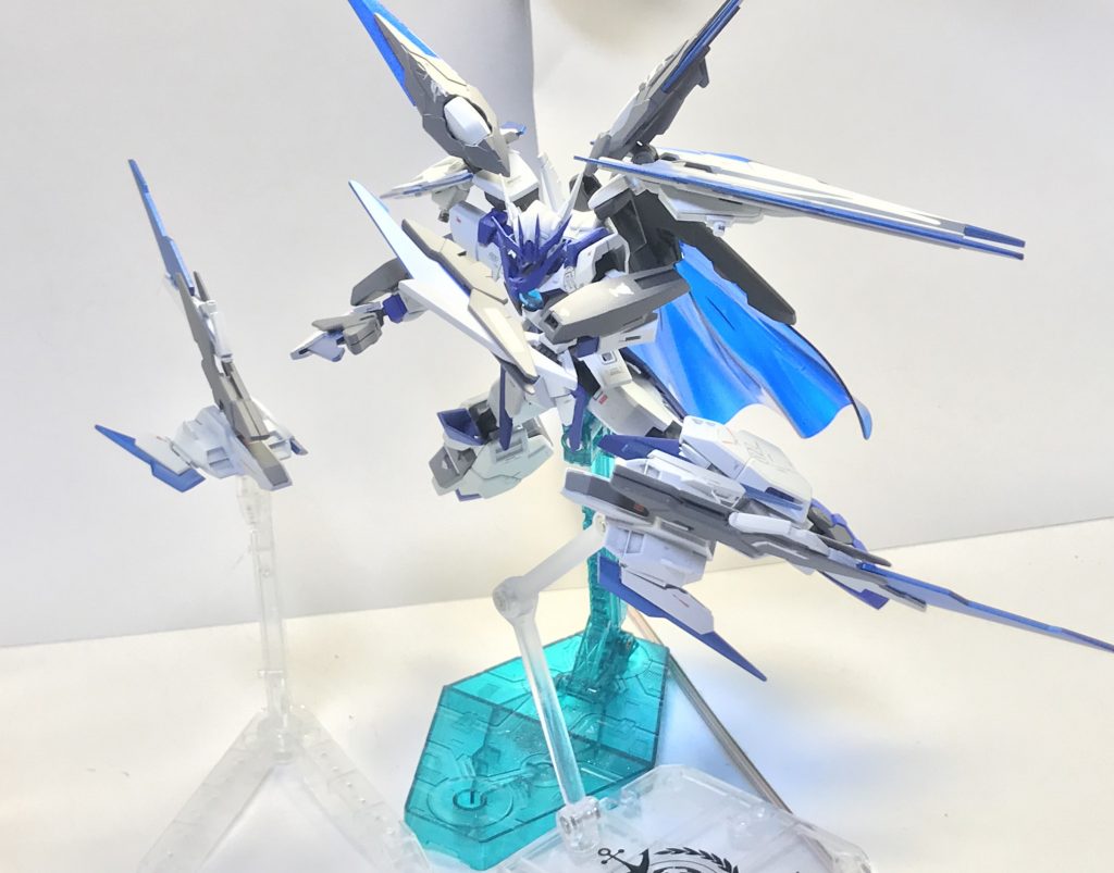 クアンタムレヴ。普段はそれ自体がGNソードビットのキャリアー兼ドライヴ直結型の大型GNコンデンサーとして機能している部分だが、分離しての自律行動が可能であり、その本質は敵機の撹乱や偵察、パワーゲートの形成や同規格を用いている味方機への補給などといった多機能にわたる支援兵装である。また新たに増設されたGNブレイドファンネルは各種GNソードビット同様手持ち式の剣として利用が可能となっている。