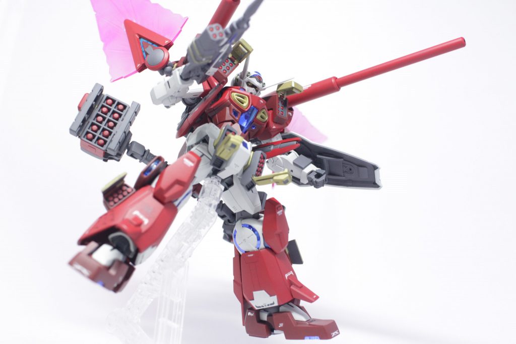 フル展開
全武装を展開すると一気にアサルトパックらしいシルエットになります。
足回りはヒールからどっしりとした形状に変化しました。