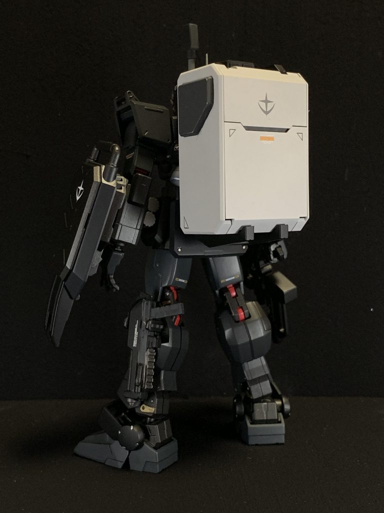 後ろから〜
ふくらはぎにはハンドガンを固定できるようにしてます