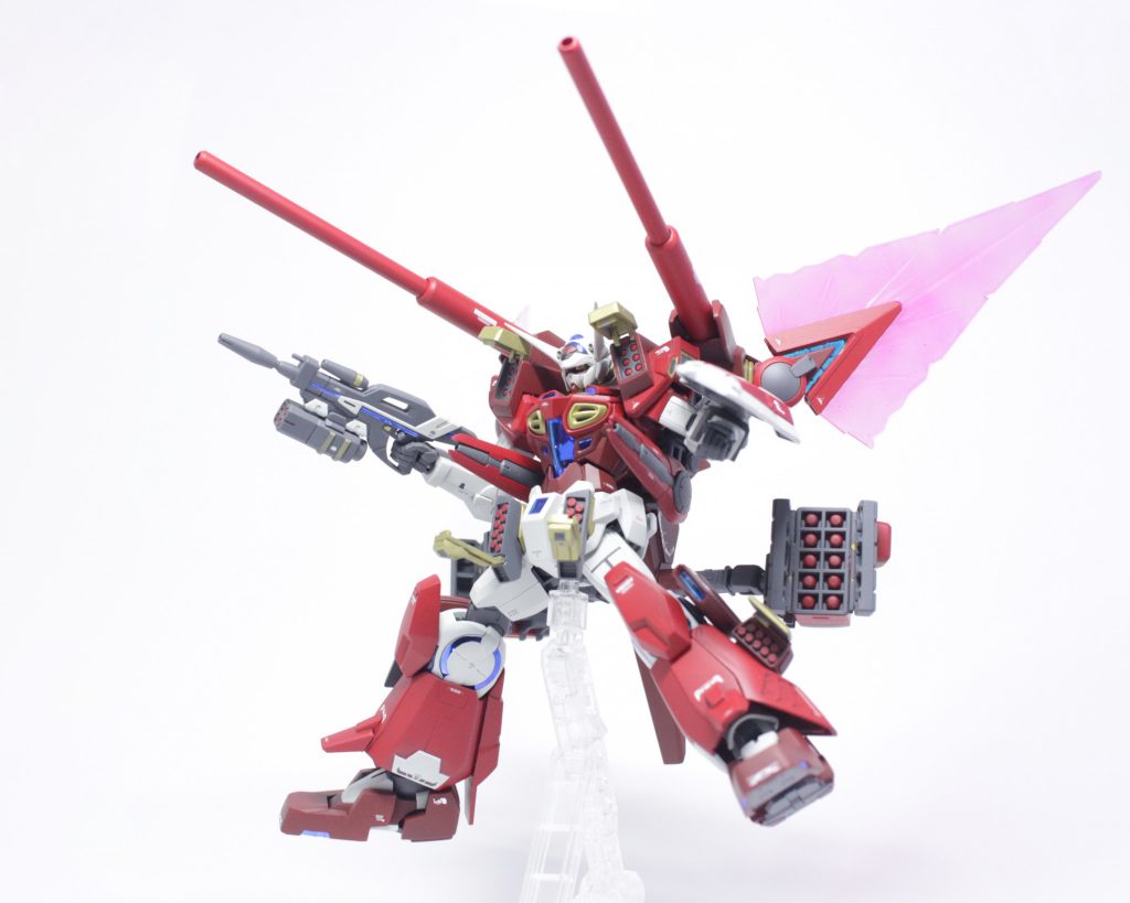 元々大型ミサイルポッド側面に搭載されていた小型ミサイルは全身の装甲に分散配置することにより大幅な省スペース化に成功しています。