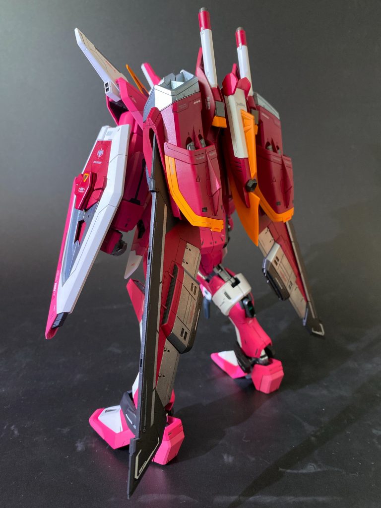 少しでもオリジナル感出したいなーと思って 羽の部分にシルバーで線を書いてみました メタルビルドストフリのドラグーンを参考にしました