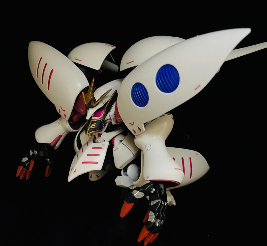 キュベレイといえばこのポーズかな…となるがうまくいかずw
てなわけで、キュベレイ・リリィでした。
キュベレイの頭部と腕部と
Gルシファーの胴体と脚部!
キュベレイのパーツを装甲を装備して完成!
頭部にハマーンがかぶっていた王冠?っぽい意匠を取り込もうとしたり、やっぱりダムドだよな!と手をデカくしたり、バインダーは多い方が良いとドンドン足していき、今の形に。
元のデザインの完成度が高くどうしたもんかなとなりましたが、それっぽくなったと思いたい。
ちなみにダイバーズのフォースの機体で
歳を取ったマシュマーが乗るザク3改改
https://gumpla.jp/hg/267738
同じくキャラ残るゲーマルク改を従え
https://gumpla.jp/hg/494775
アクシズに残る悪党たちに対話による調和を求めるのだが
最終的に『俗物め!』と武力で解決するというロールプレイ用の機体…というオチ…。
ZZは明るいノリで終わって欲しかったなー…。