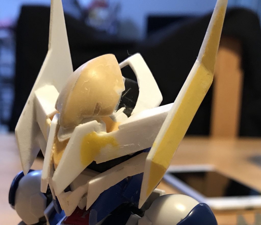 頭部アンテナは基部に［SDバルバトス］を使い、プラ板、パテで作ってます。