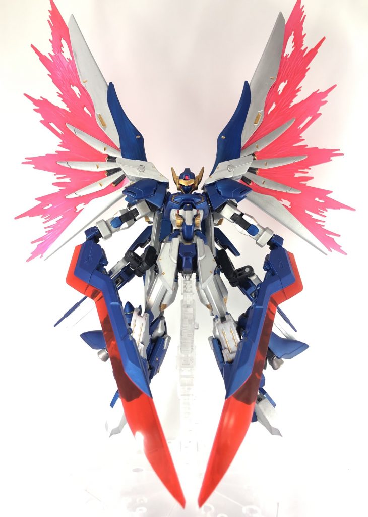 基本武装はアームから伸びた腰横のレール砲に加え、数武装形態のあるメガスラッシュエッジと、