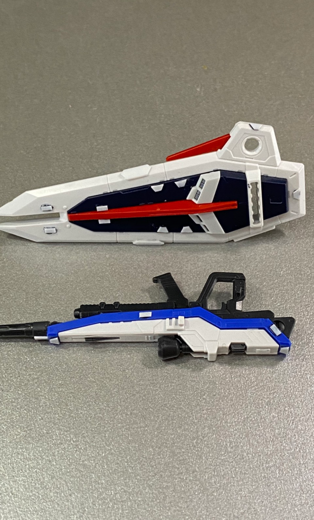 スコープ部分をジュエルシールに変更ライフルとシールドはプラ板を切り貼りしてディテール追加して色を変えたのみです。