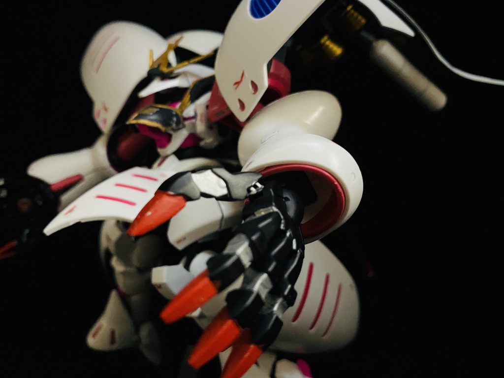 小型化の際に、ジェネレーターを特徴的な腕部に集中し、それに伴い大型のマニュピレーターに変更。
余熱を指先に集中することで、敵を溶断することも可能。