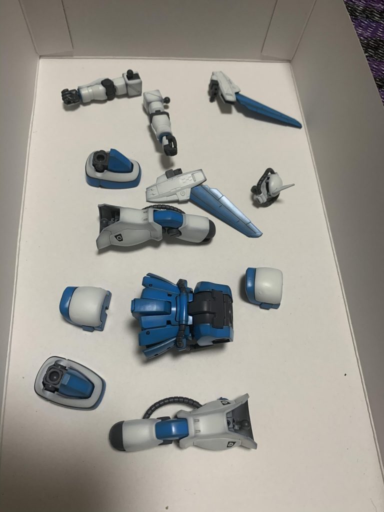 カラー
関節:ジオングレー+黒
白:黒下地のキャラクターホワイト
青:スカイブルー