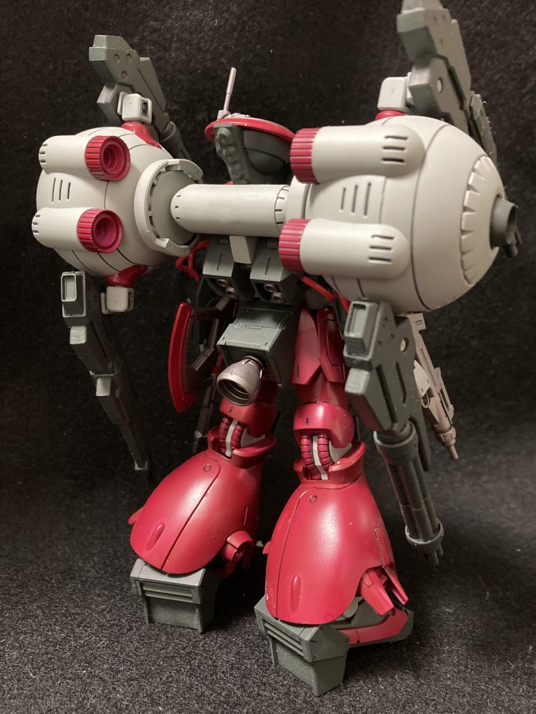 背部に背負った有線サイコミュ兵装が特徴．増加した重量を相殺すべく推力の増強が図られ，互換性のある他機(主にティターンズ系統)の各部品を採用している．これぞパッチワーク．