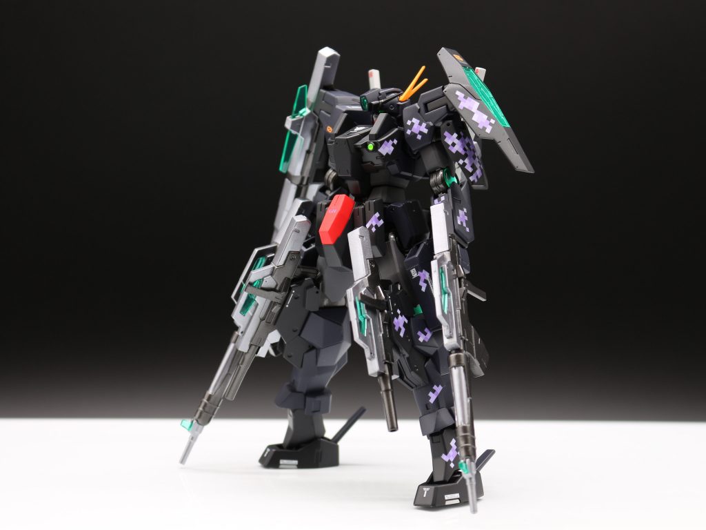 デジタル迷彩は右半身のみにしてみました。