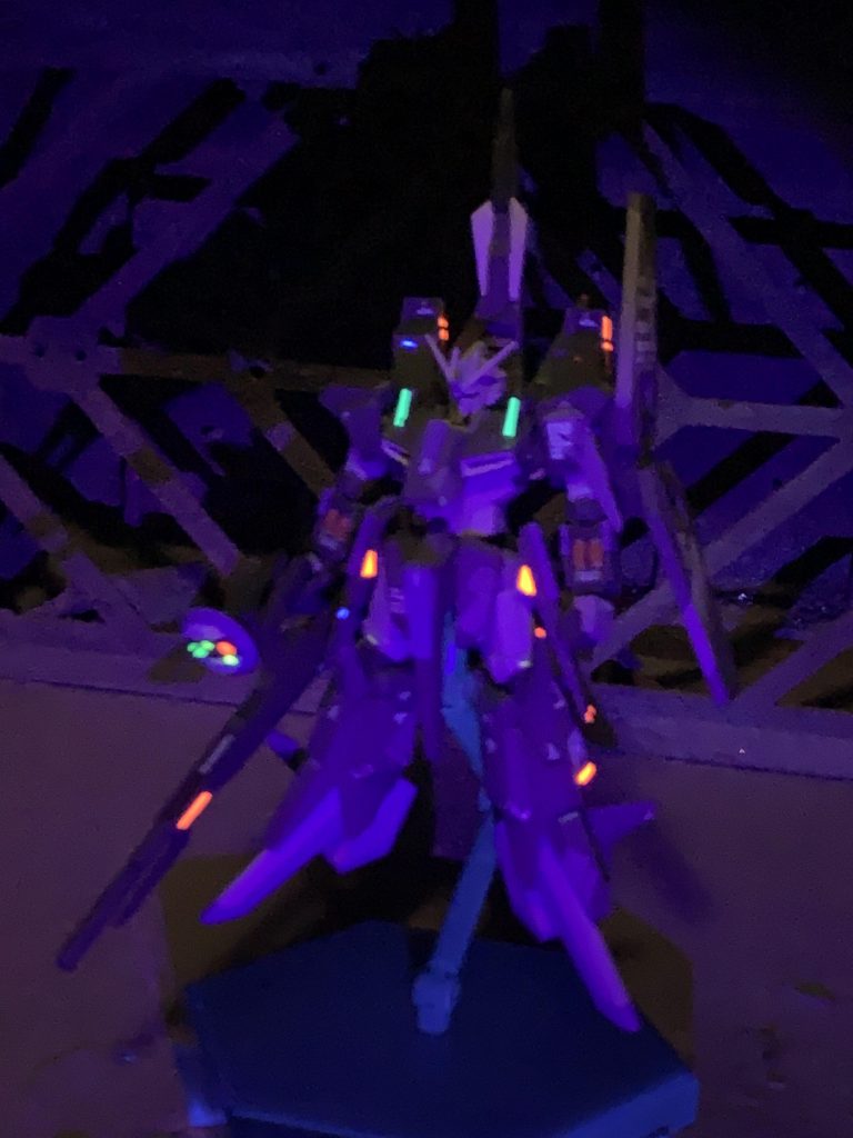 ブラックライトでいろいろ光ります。