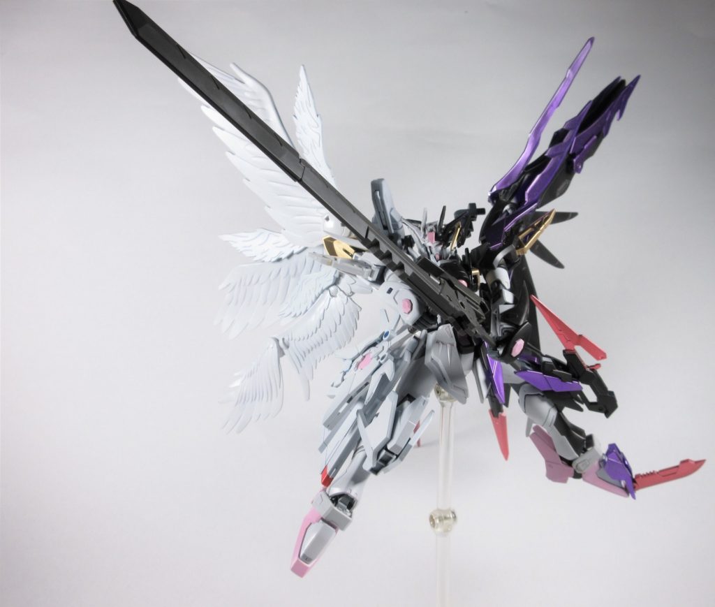 絶天刀アンゲルスヴェナティオ
バックパック左側に装備された大型の実体剣
ナノラミネートアーマーや強力なGNフィールドに対抗するための武装で纏ったGN粒子の重力制御能力と重さ生かした質量破壊武装となっている。
また迫撃砲も装備されておりマウントした状態でも発射可能である。
解説
その刀身は剣の呼ぶにはあまりに大きく、分厚く無骨な鉄の塊だった、それも全ては憎き天使を殲滅する為に…
アンゲルスヴェナティオとはラテン語で天使を狩るものという意味する。