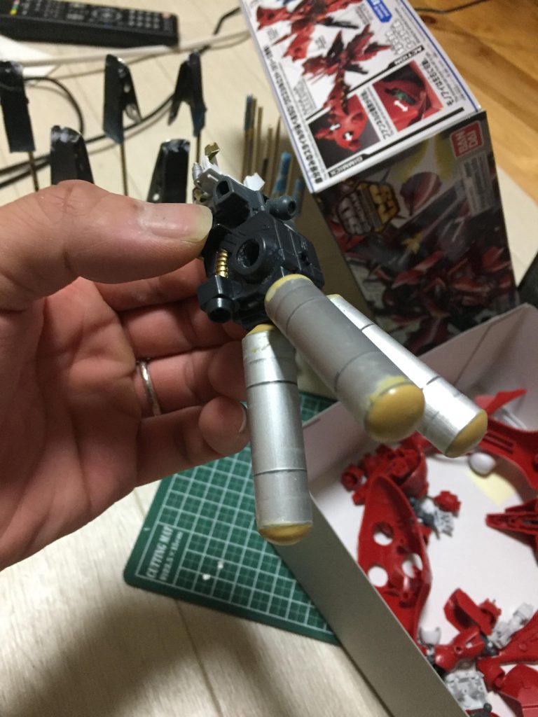 プロペラントタンクは付属品が肉抜きがひどいのと大きさが小さくて好きじゃなかったので
パイプとパテで自作しました。