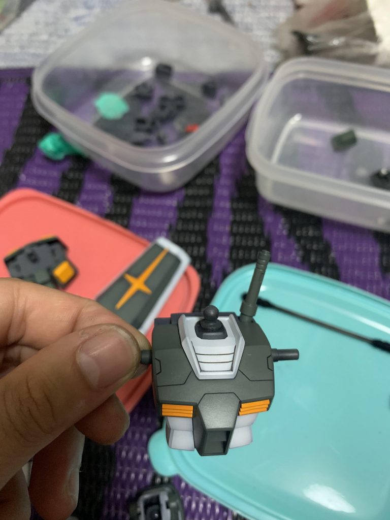 モールドを追加したら情報量が増えてかっこよくなりました。
カラー
ホワイト:黒サフ下地→MSホワイト
グリーン:黒サフ下地→ザクディープグリーン+黒少量
イエロー:橙色+赤少量
関節:メカサフヘヴィ