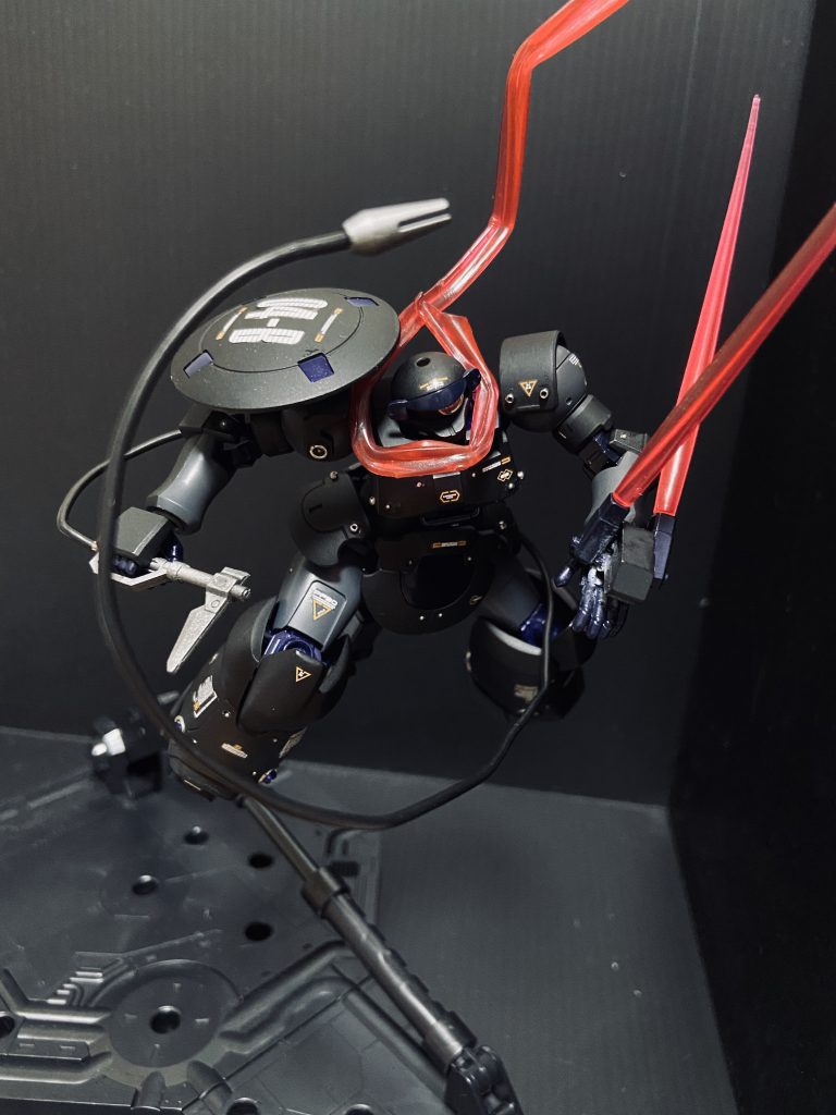 ◆出力解放モード
通常は駆動音または発光による潜入発覚を避けるため、モーター出力等を抑制し稼働しているが、潜入発覚時などには各種リミッターを解除できる。ただし稼働時間は150秒程度。鹵獲を回避するため周囲の敵を蹴散らし離脱するための機能である。その際には余剰エネルギーが首周辺から溢れ出し、帯状の赤い残影を作り出す。忍者マフラーはロマン。