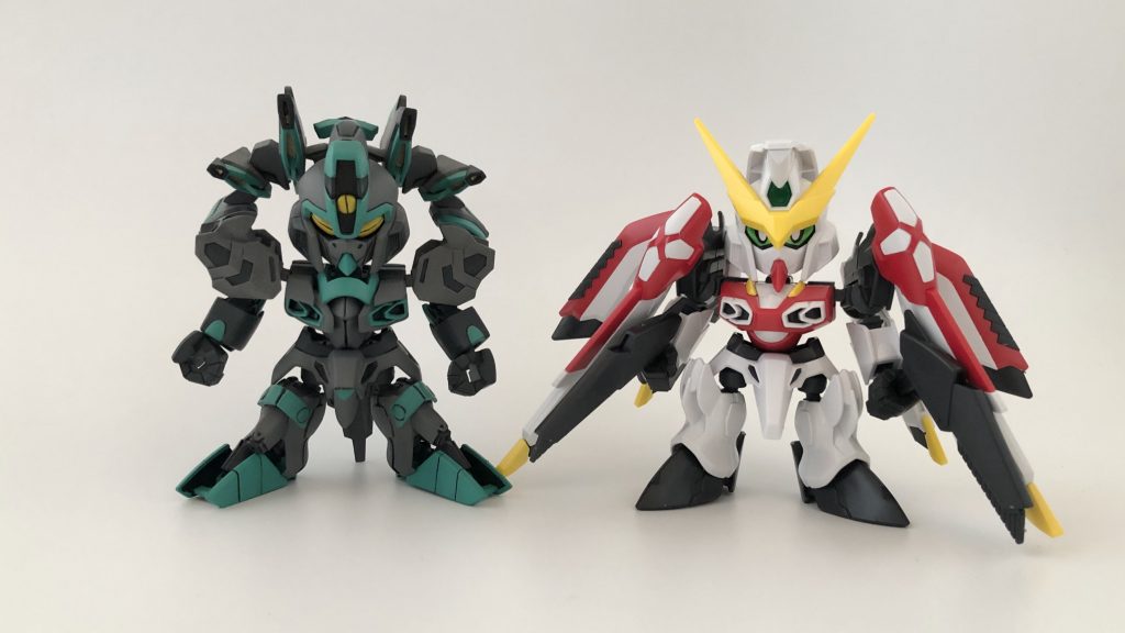 元キットと並べてみました。
見た目第一、1キット縛りで制作した為、内部はSDフレームなので可動はかなりキツいです( ̄▽ ̄;)