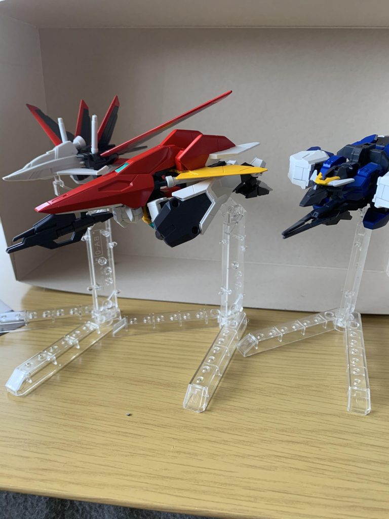 このように3機並べて飾れるので気に入ってます。